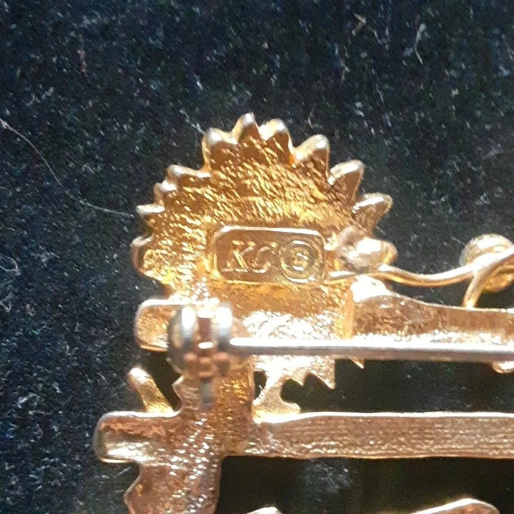 Elegant Gold Tone Cat and Floral Brooch